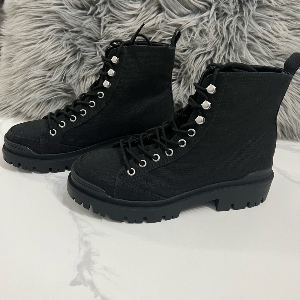 NWOT BP. woman’s black fabric chunky lug sole lace up boots size 8.5